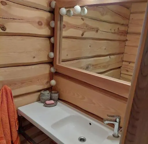 Kuuse Metsamaja بيت للعطل